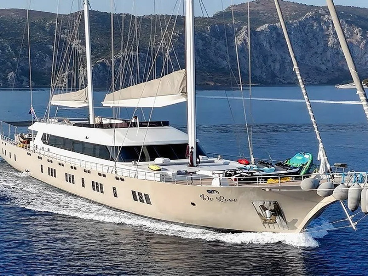 Motor Sailer De Love